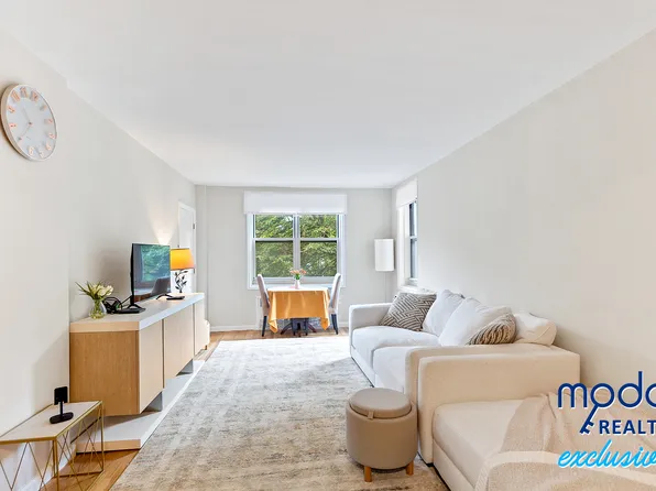 629 Kappock Street image 3 of 26