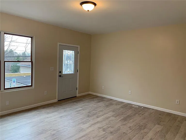 128 Weber Way — Photo 4