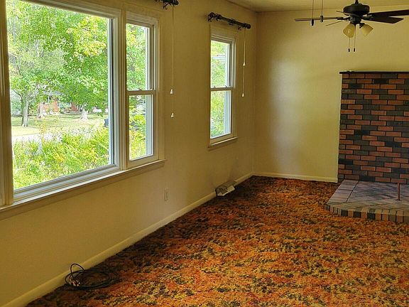 3rd image of 913 Valley Dr