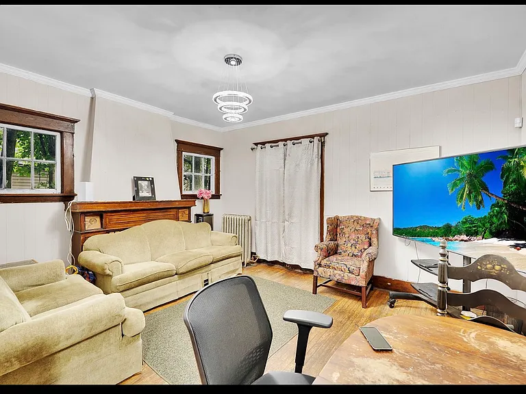 125 Winspear Ave — Photo 2