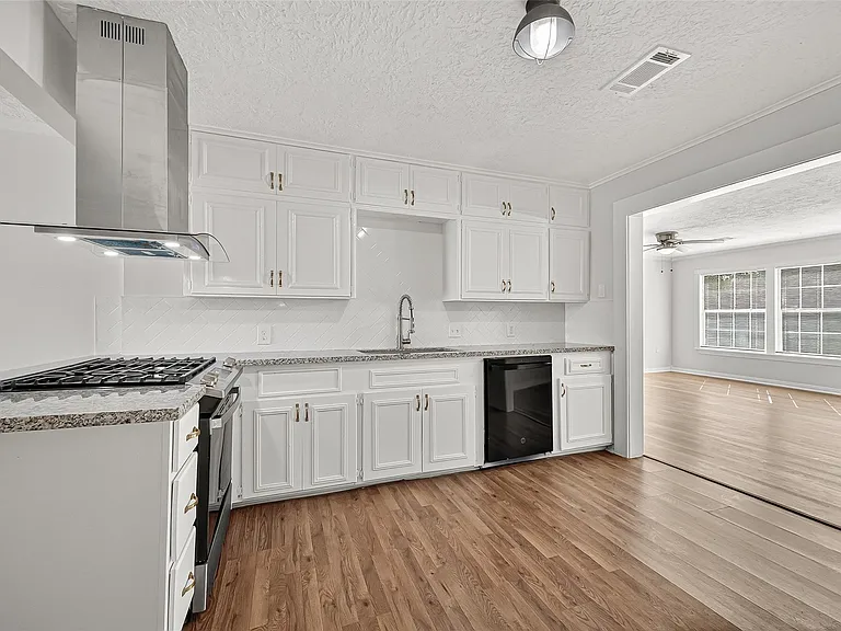 714 E Humble St — Photo 12