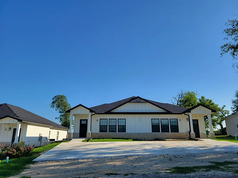 112 Coralee Ln — Photo 1