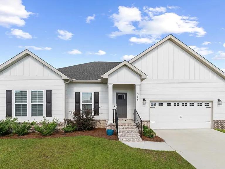 318 Oconee Dr — Photo 1