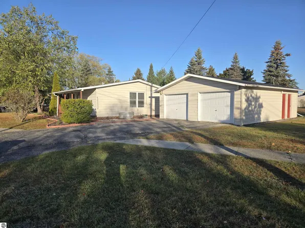 10330 7th St, Oscoda, MI 48750