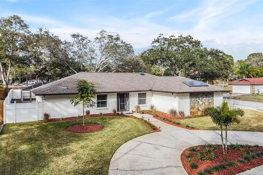 4 bed, 2.0 bath, 2418 sqft, $5,250 — Photo 1