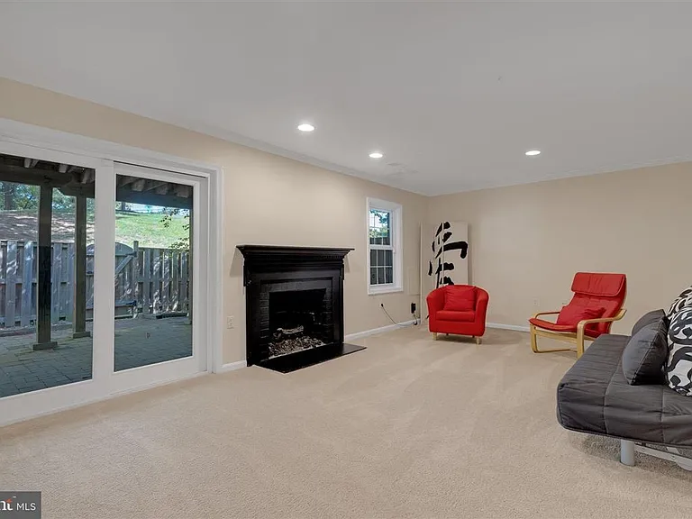 Basement (photo 1/2)