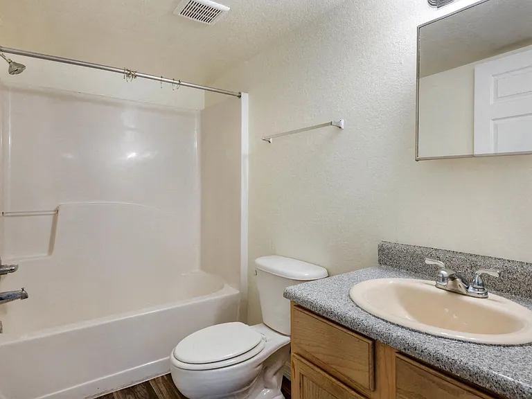 Tuscan Isle Apartments — Photo 23