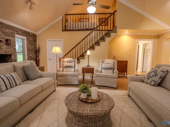 114 Oakleaf Cir, Moulton, AL 35650