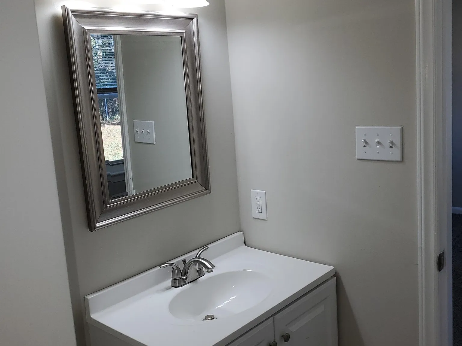 3 bed, 1.0 bath, 987 sqft, $1,197 — Photo 2