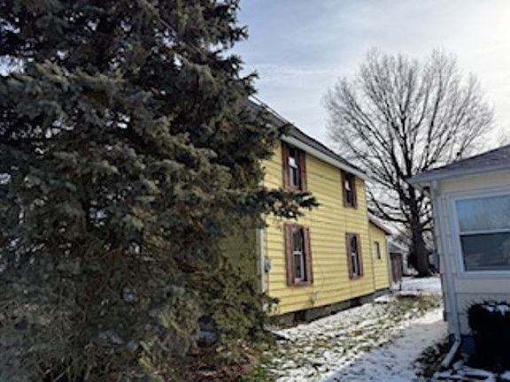 3rd image of 32 Grove Ave
