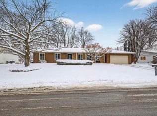 22 Oakbrook Dr, Bettendorf, IA 52722