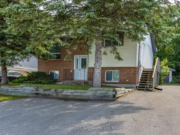 15 McGuire Rd, Penetanguishene, ON L9M 1C9