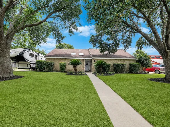 1100 Cactus Dr, Baytown, TX 77521