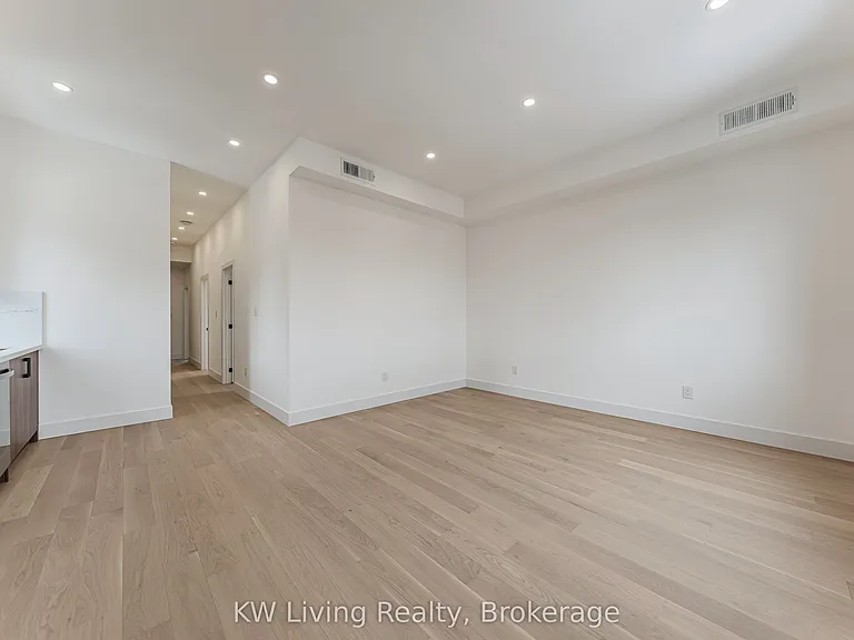 712 Eglinton Ave E — Photo 10