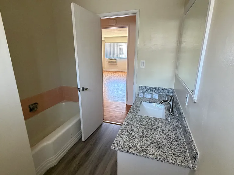 4930 Woodman Ave #10 — Photo 11