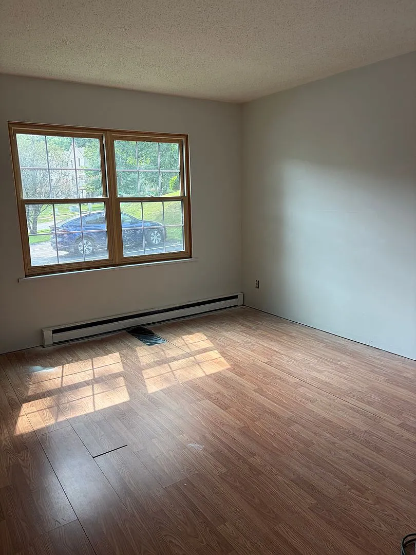 2 Bedroom, 1.5 Bath Townhouse — Photo 3