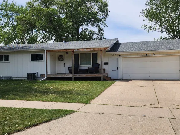 1828 9th St SW, Minot, ND 58701