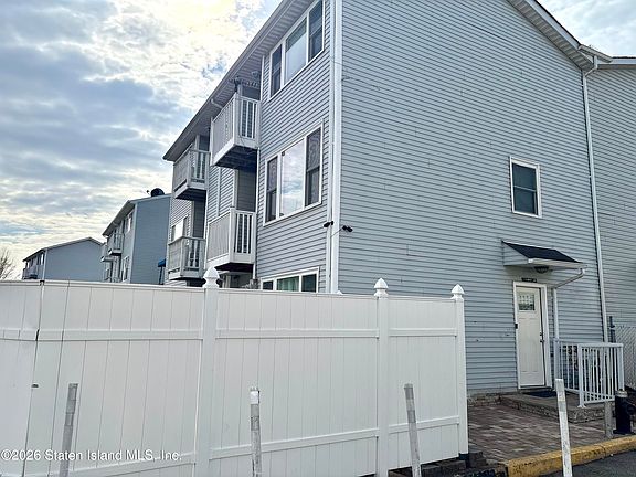2nd image of 62 Simmons Ln
