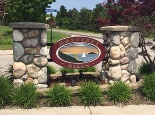 10019 Palisades Ln, Suttons Bay, MI 49682