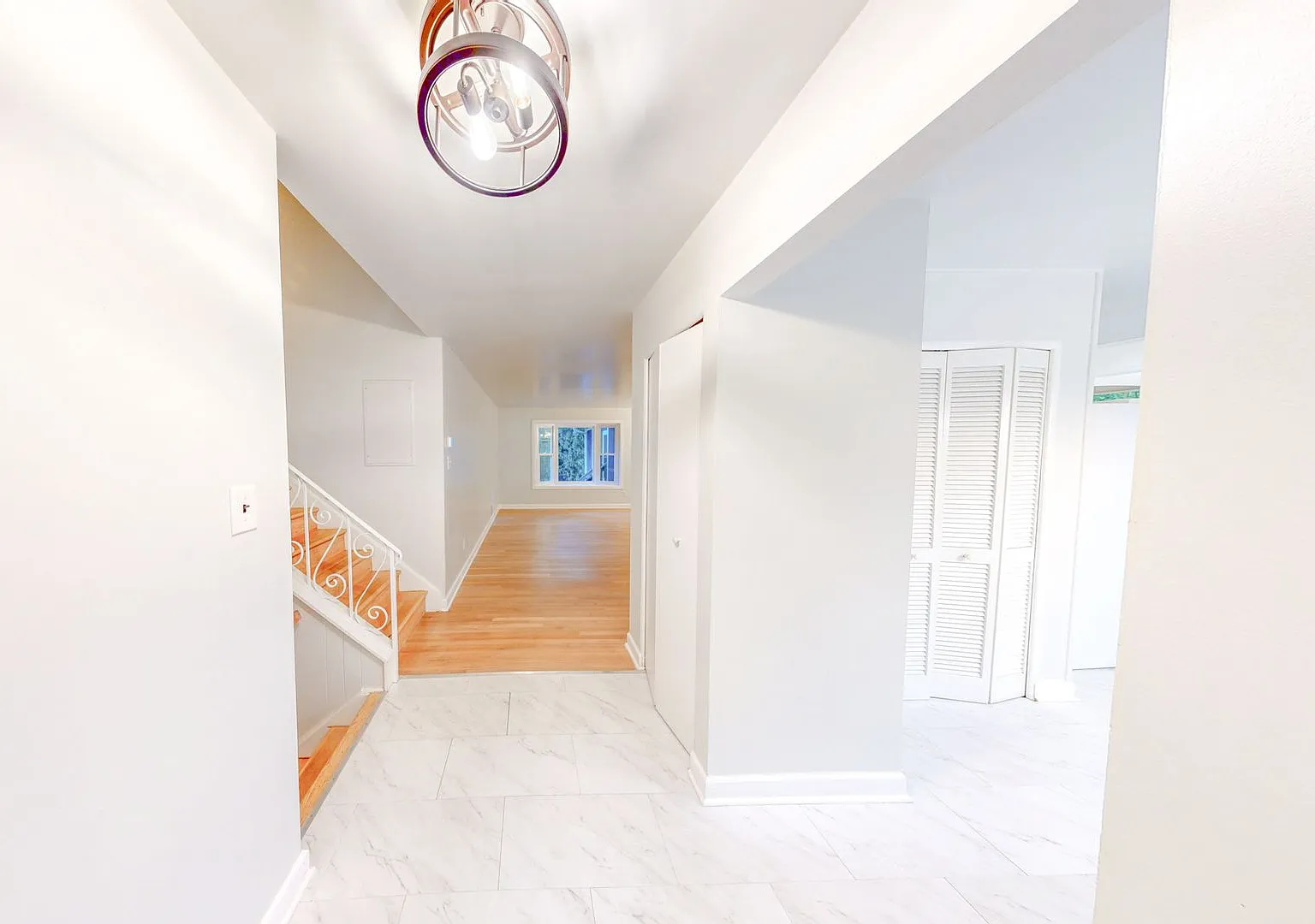 Lovely Updated 4Bed/2.5Bath Split level home in Silver Spring! — Photo 4