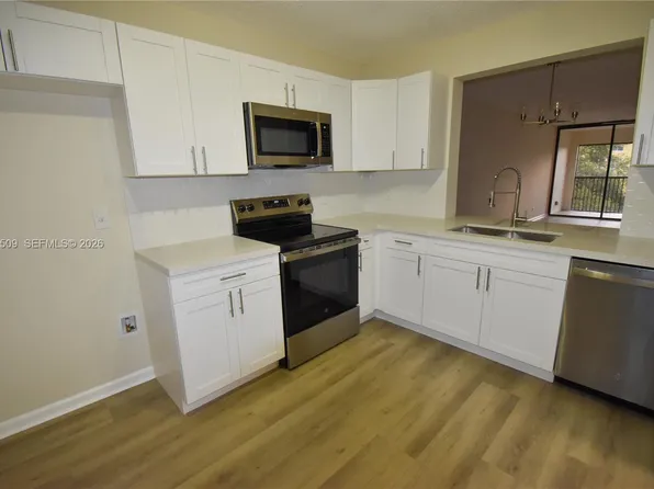 8592 W Sunrise Blvd APT 303, Fort Lauderdale, FL 33322