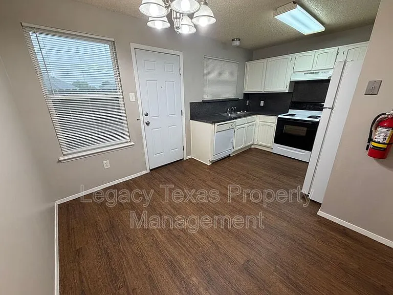 1409 Courtney Pl #A — Photo 5