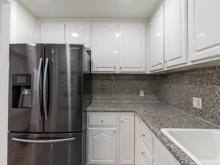 1760 N Alexandria Ave — Photo 31