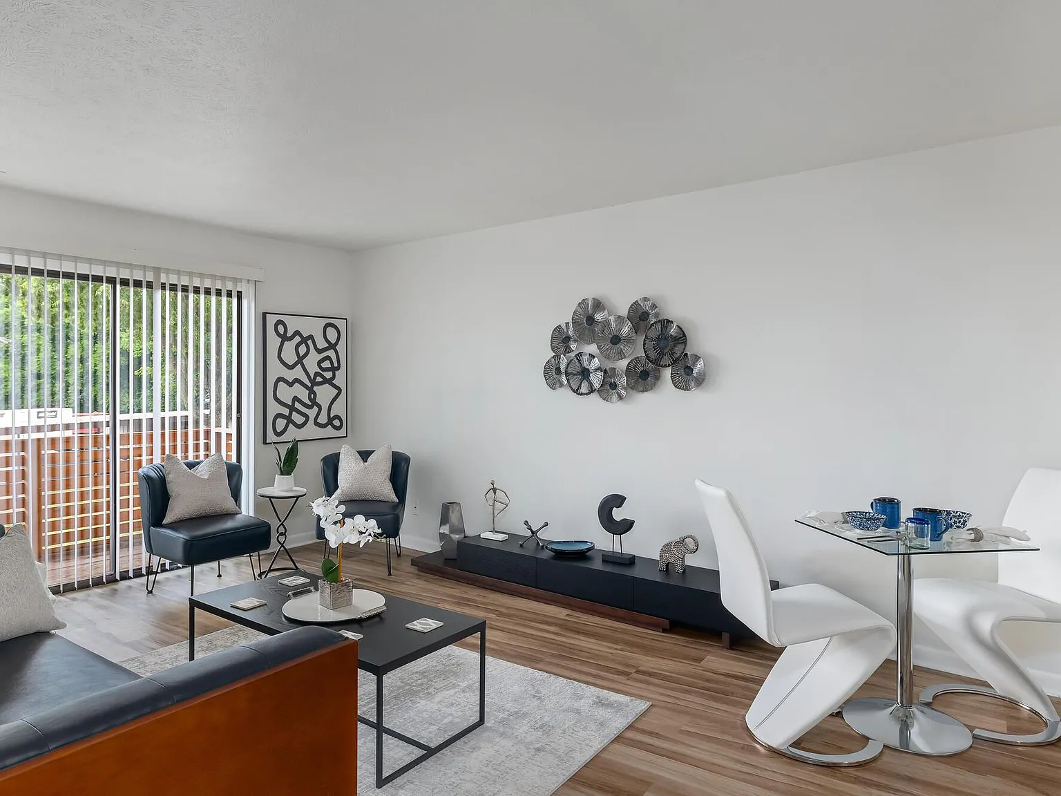 The Columns Apartments — Photo 2