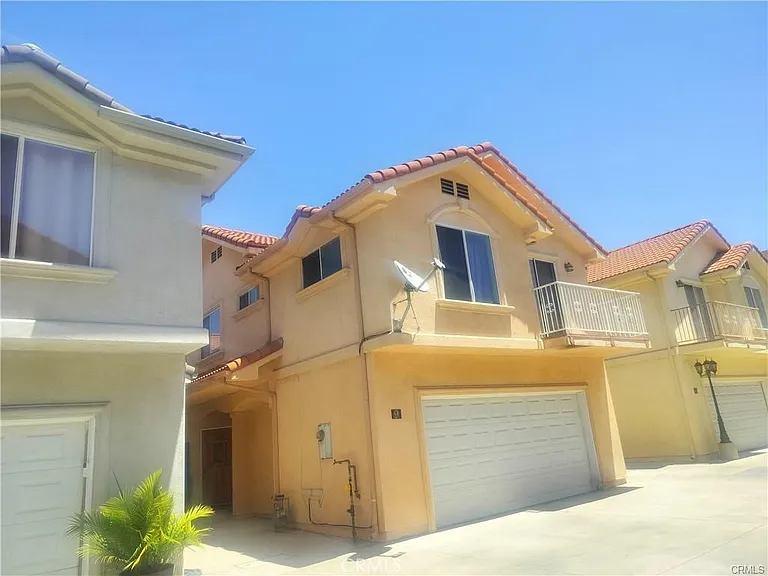14627 Gledhill St — Photo 3