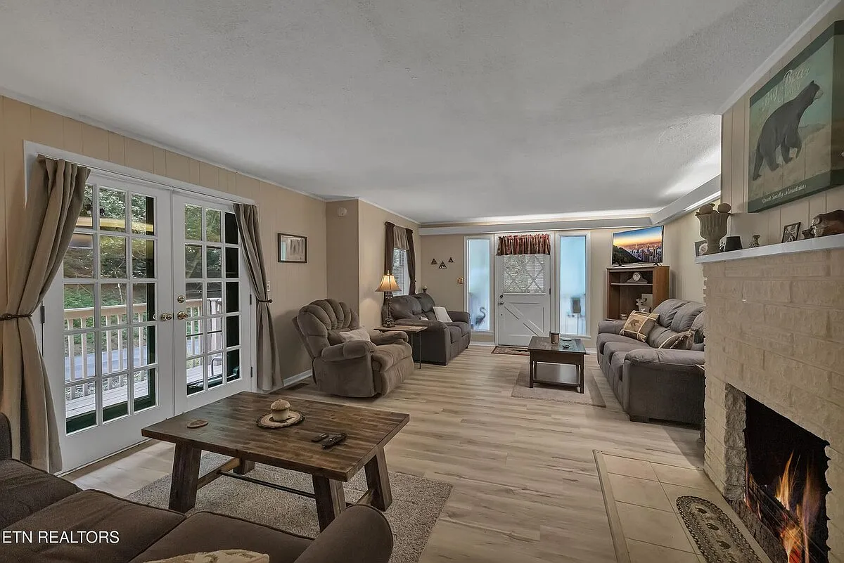 305 Shields View Dr — Photo 3