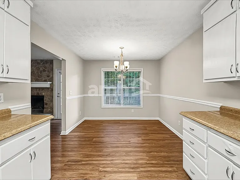 1500 Chalet Cir — Photo 4