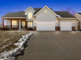 405 Brougham Rd, Robins, IA 52328