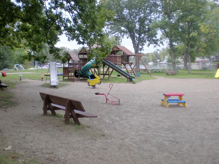 Beach Access- Middle Straits Lake