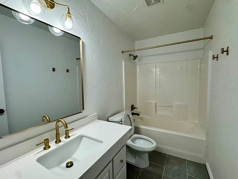 223 W 6th St — Photo 11