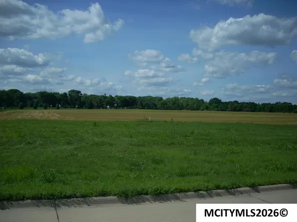 215 Sumac Rd, Mason City, IA 50401