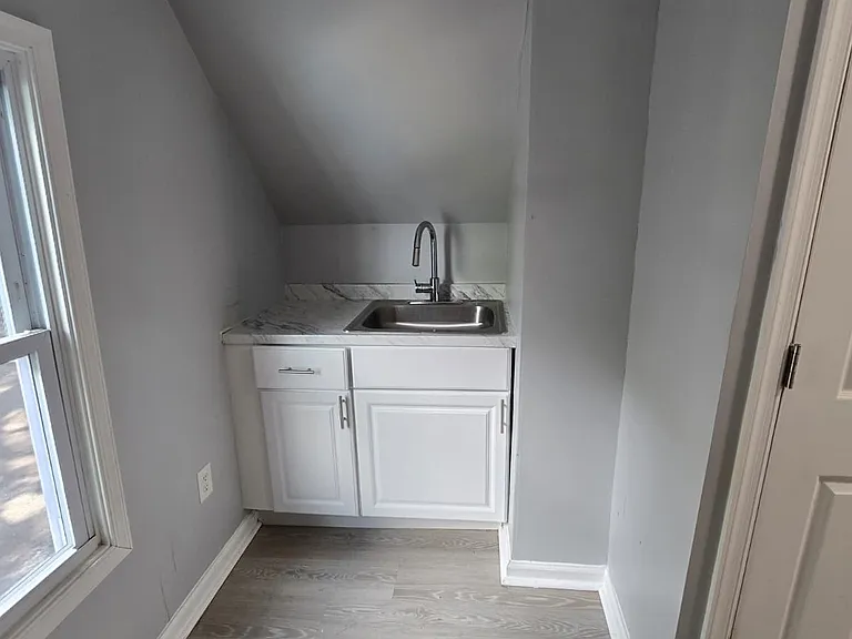 244 Leslie St #3 — Photo 2