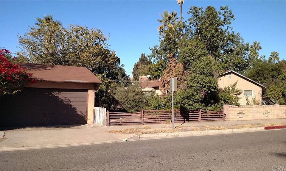 2nd image of 2454 E Paradise Rd