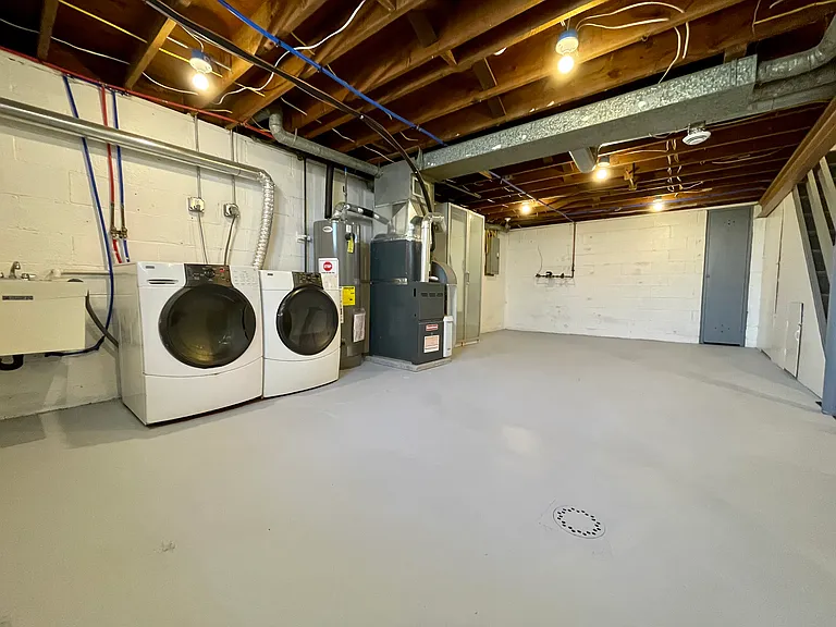 111 Knox St — Photo 16
