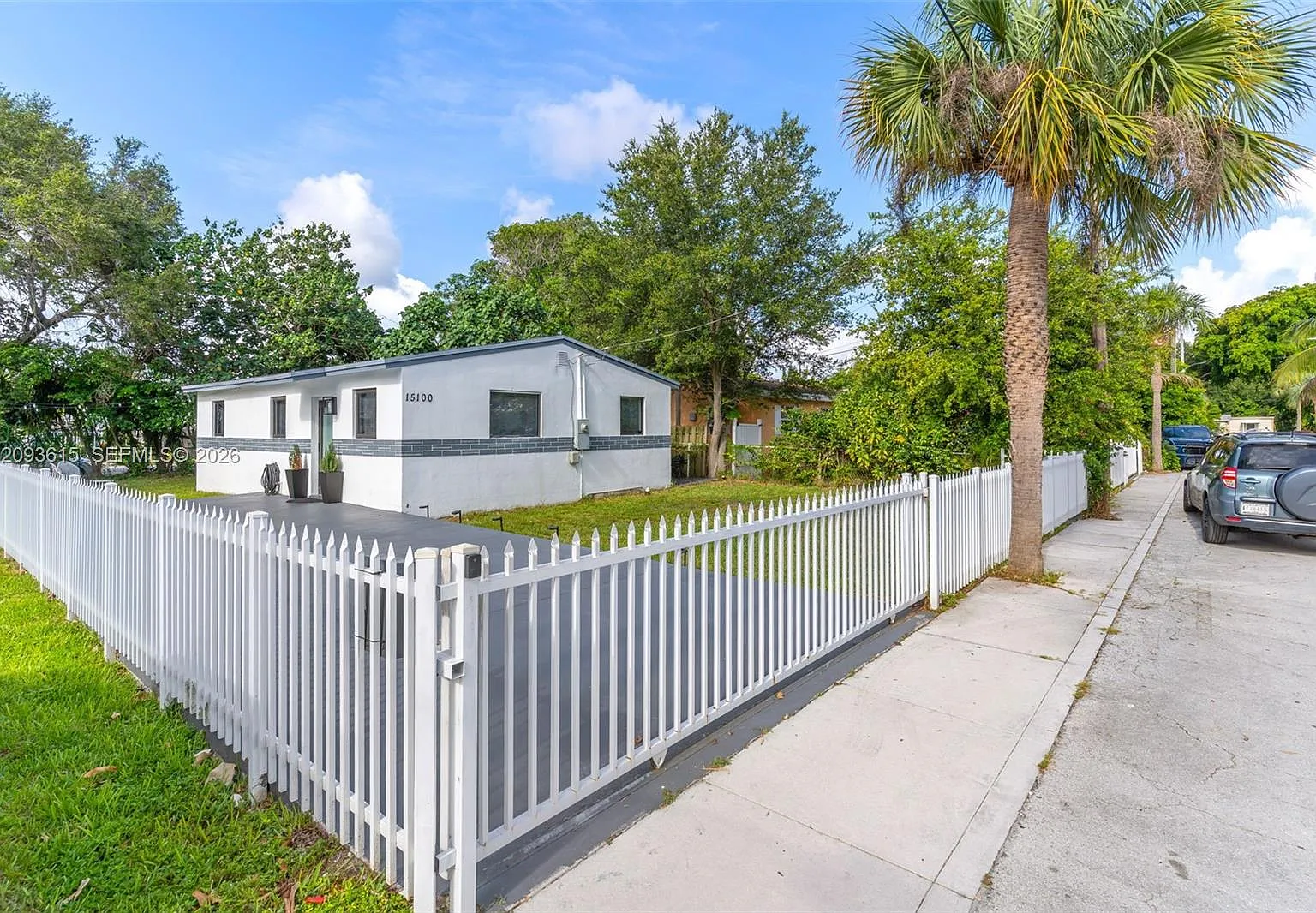 3 bed, 900 sqft, $3,300 — Photo 1