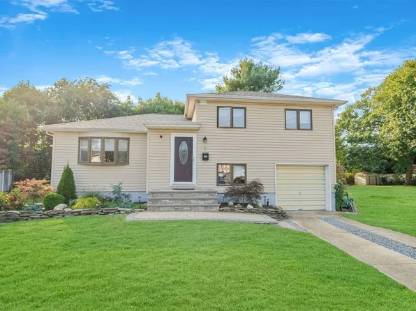 8 Floyd Lane, Massapequa Park, NY 11762