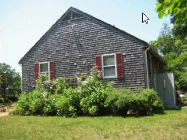 14 Mae Ave, Oak Bluffs, MA 02557