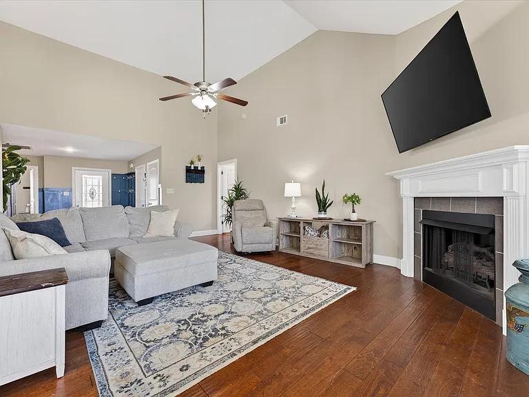 1044 Charles Thomas Dr — Photo 17