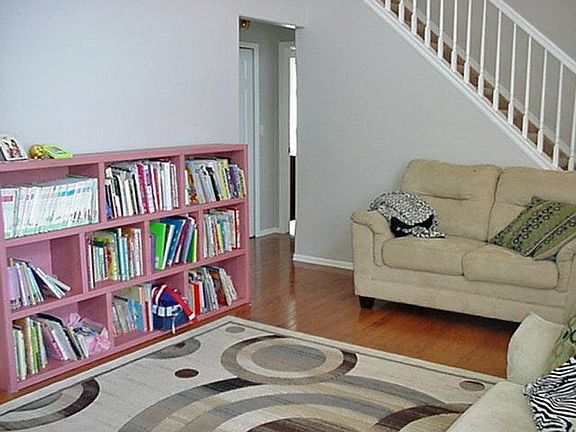 LIVING ROOM (VIEW 2)