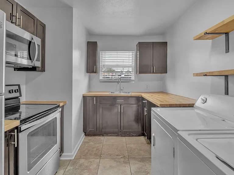 2714 Jefferson St — Photo 52
