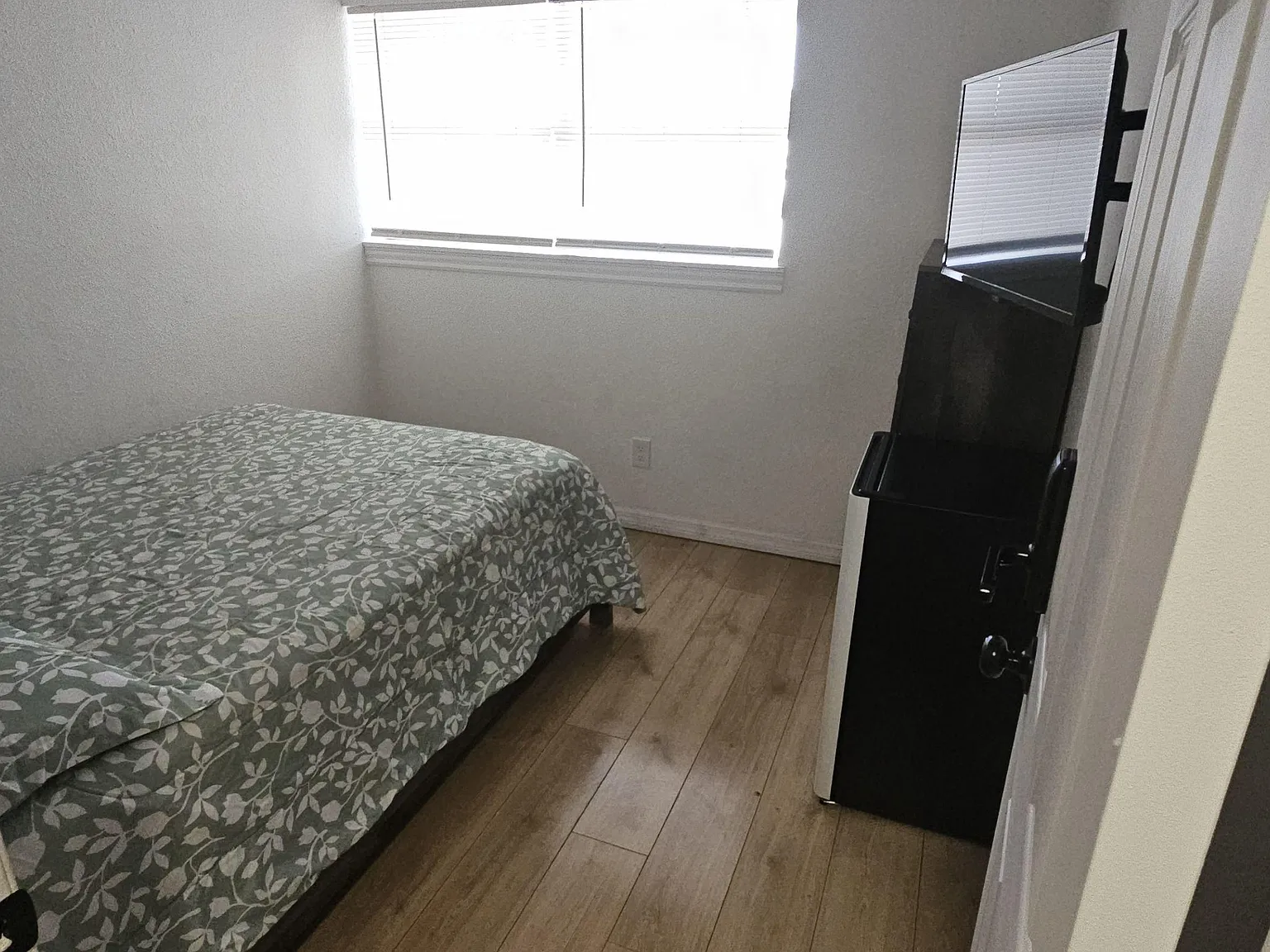 4 bed, 3.0 bath, 1897 sqft, $828 — Photo 1