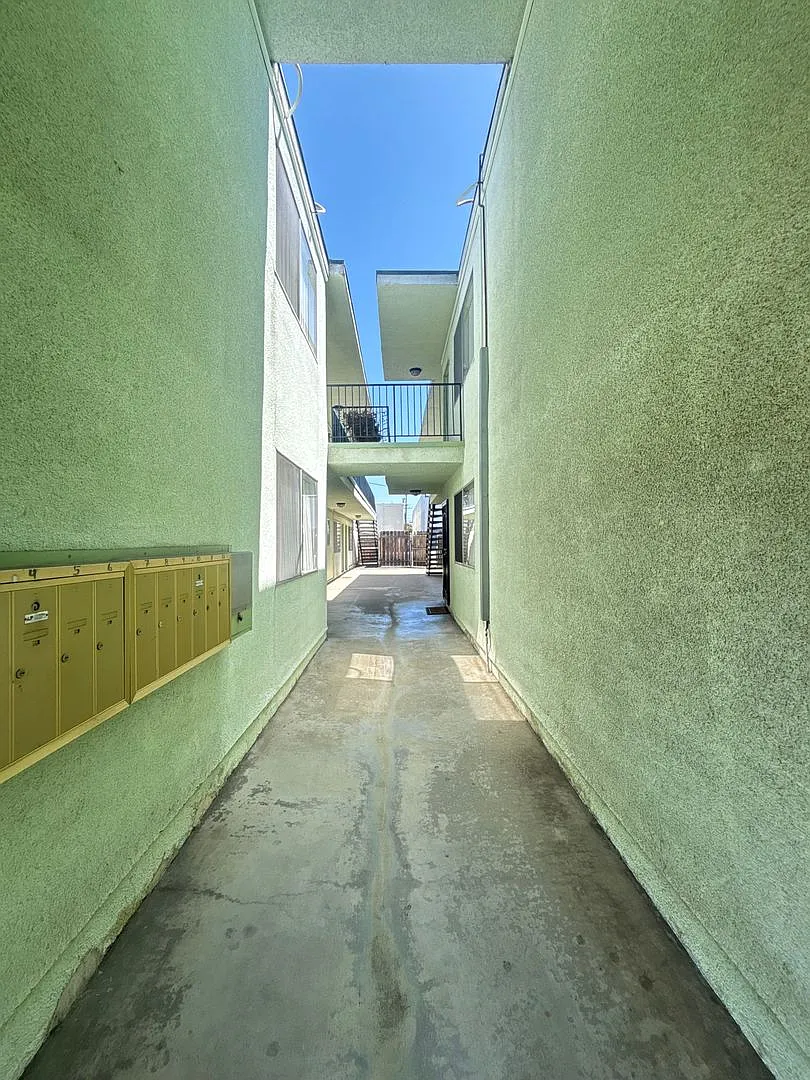 639 10 Street — Photo 4