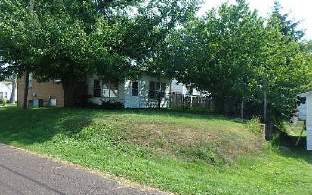 2nd image of 1000 E Maywood Ave