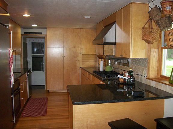 Kitchen w/granite countertop