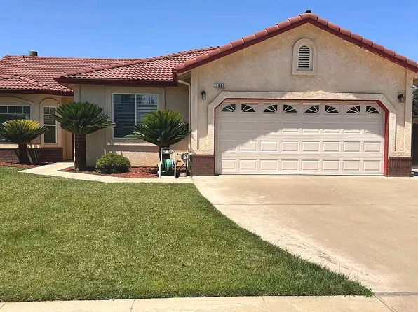 1061 Skansen St, Kingsburg, CA 93631
