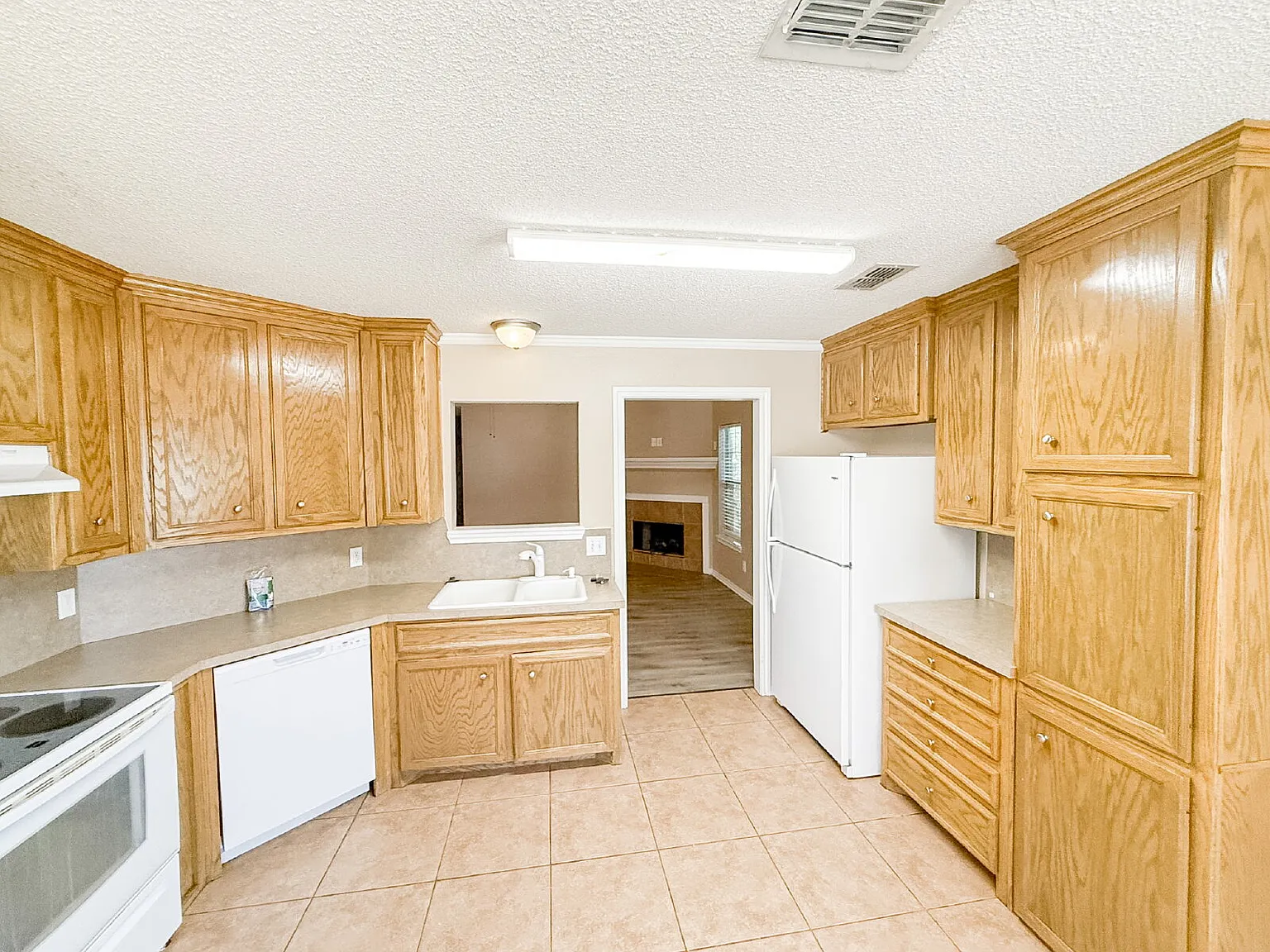 4 bed, 2.0 bath, 1755 sqft, $1,800 — Photo 4